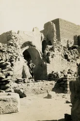 Innenraum des großen Turms (Qasr) des Klosters des Heiligen Simeon, Assuan, Ägypten, Fotografie von Ugo Monneret de Villard