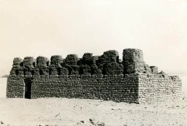 Ruinen der Kirche nahe dem Nil, Adendan, Ägypten, Fotografie von Ugo Monneret de Villard
