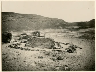 Grab in der südlichen Nekropole, Qasr Ibrim, Ägypten, Fotografie von Ugo Monneret de Villard