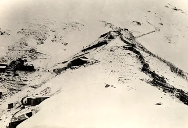 Schützengräben und Zäune an den Hängen des Monte Nero während des Ersten Weltkriegs