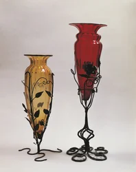 Nahaufnahme von zwei Vasen in Eisenständern, Murano, Venedig, Venetien, Italien