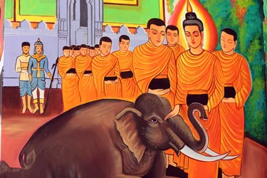 20151029, Vientiane, Laos: Wat Si Muang (Simuong) buddhistischer Tempel. Malerei, die die Lebensgeschichte von Shakyamuni Buddha darstellt. Ein wilder Elefant gezähmt durch Liebenswürdigkeit