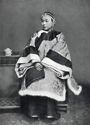 Eine chinesische Dame von hohem Rang in voller Tracht, 1902