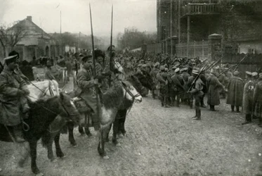Eine Kosakenpatrouille und russische Infanterie, 1919