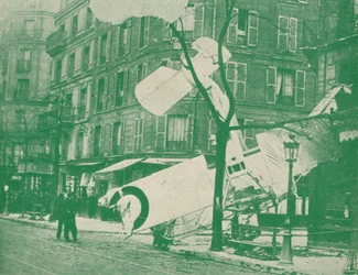 Ein französisches Flugzeug landet in einer Pariser Straße, um 1917