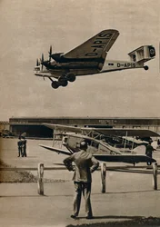 Ein deutscher Junkers-Flugzeug landet am Flughafen Croydon, ca. 1934-1937