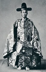 Ein japanischer Hofadeliger in alter Kleidung, 1902