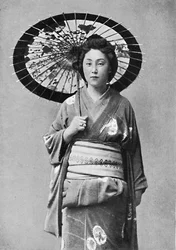Eine japanische Dame im Spaziergangskostüm