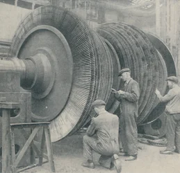 Ein Rotor mit vielen Klingen für eine der Niederdruckturbinen der Queen Mary, 1937