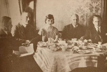 Eine Mahlzeit an Bord des Graf Zeppelin während des Fluges über den Atlantik, 1927