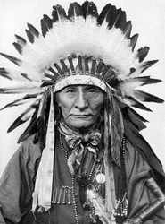 Ein indianischer Häuptling mit Kopfschmuck