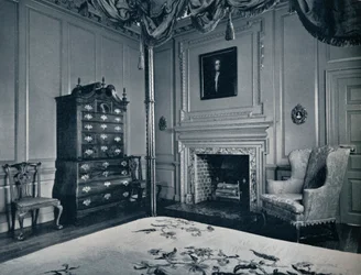 Eine Neuengland-Kommode mit Bombe-Basis in einem der Schlafzimmer des Palastes von Williamsburg