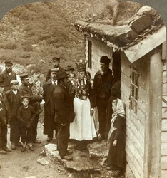 Eine Braut und ein Bräutigam aus Nordfjord mit Gästen und Eltern an der Haustür, Brigsdal, Norwegen, ca. 1905