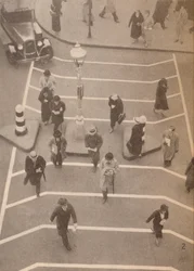 Eine Sicherheitsgasse gegenüber dem Charing Cross Bahnhof, um 1934, 1935