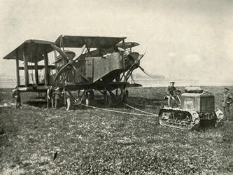 Ein kleiner Motortraktor bringt eine riesige R.A.F. Bombenmaschine in Position..., 1919