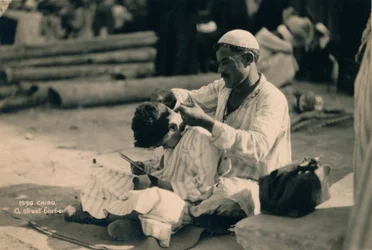 Ein Straßenfriseur, Kairo, Ägypten, 1936