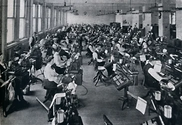 Ansicht der größten Batterie von Setzmaschinen der Welt, 1916