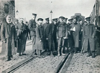 Eine Gruppe von Neuve Chapelle Verwundeten an einem französischen Bahnhof, 1915