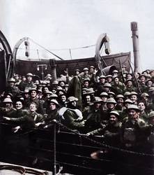 Ein Boot mit Soldaten, die aus Dünkirchen gerettet wurden, 1940, 1945
