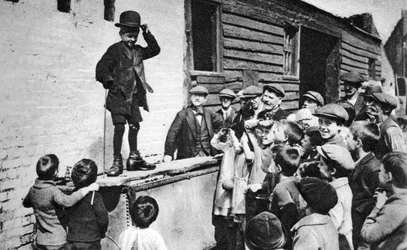 Ein aufstrebender Charlie Chaplin Bewunderer, East End von London, 1926-1927