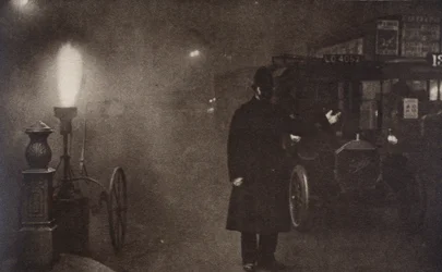 Ein Polizist, der den Verkehr im Nebel lenkt, London