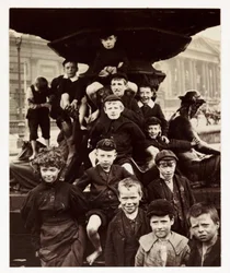 Eine Gruppe von Kindern vor dem Steble-Brunnen, Liverpool, um 1905