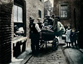 Ein Umzug in Slumopolis, London, ca. 1901