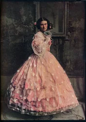 Ein Ballkleid mit drei Volants aus rosa Seide, mit Überkleid aus weißer Blumenmuster-Gaze, 1850-60