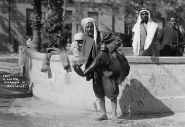 Ein Wasserträger in Damaskus, Syrien, ca. 1920er-1930er Jahre