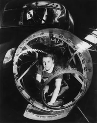 Eine Frau arbeitet an einem Lancaster-Bomber, Zweiter Weltkrieg, 1940er