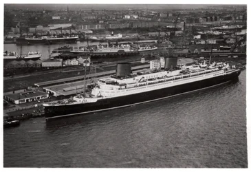 Luftaufnahme des Bremer Hafens, Deutschland, und des Liners Europa, von einem Zeppelin, ca. 1931 1933