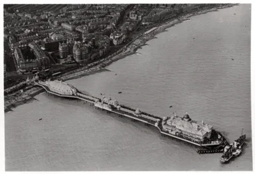 Luftaufnahme von Eastbourne, Sussex, aus einem Zeppelin, 1931-1933