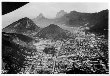 Luftaufnahme von Rio de Janeiro, Brasilien, aus einem Zeppelin, 1930-1933