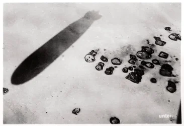 Luftaufnahme einer Wüstensiedlung mit einem Schatten eines Zeppelins, 1931-1933