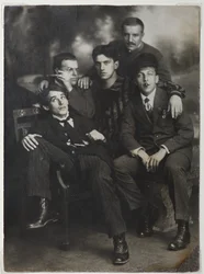 Aleksei Kruchenykh, David Burliuk, Vladimir Mayakovsky, Nikolai Burliuk und Benedikt Livshits, 1913