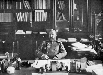 Alexei Nikolaievich Kuropatkin in seiner Bibliothek, 1904-1905