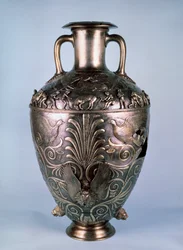 Amphore mit Reliefszenen, erste Hälfte des 4. Jahrhunderts v. Chr.