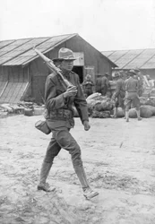 Ein amerikanischer Soldat auf Wache, Saint Nazaire, Frankreich, um 1917