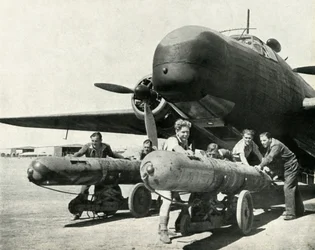 Ein Flugzeug, das Torpedos über viele hundert Meilen tragen konnte, ca. 1942-1943, 1945
