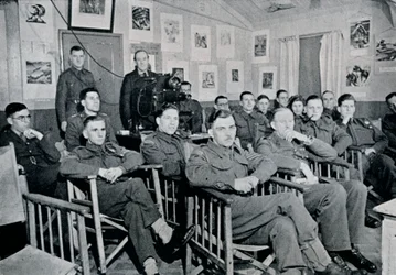 Army Art Group: Adrian Hill, R.B.A., R.O.I., hält einen Vortrag über Die Kunst und Ziele von Picasso, 1944