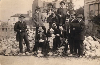 Künstler vor La Ruche, Montparnasse, 1914