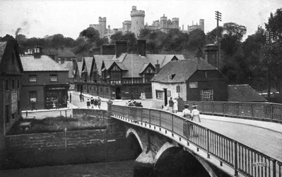 Arundel Castle und Brücke, Arundel, West Sussex, um 1900-1920