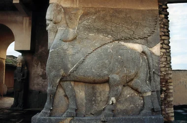 Assyrische Kunst: geflügelter Stier, Wächter des Palasteingangs, Skulptur