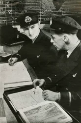 BOAC-Navigationsoffiziere erstellen einen Flugplan, Zweiter Weltkrieg, um 1939-1944, 1946