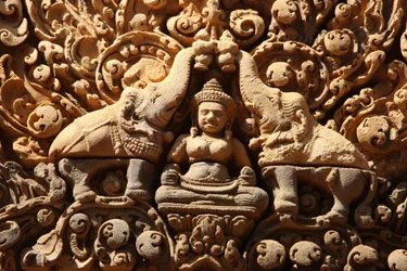 Banteay-Srei-Tempel in Angkor, Kambodscha. Lakshmi, hinduistische Göttin des Reichtums und Frau des Gottes Vishnu, wird von zwei Elefanten mit heiligem Wasser besprengt. Siem Reap, Kambodscha