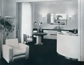 Bar-Ecke eines Speisezimmers, entworfen von Jacques Adnet, ca. 1940