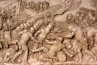 Basilika von St. Denis, Grab von Franz I. König von Frankreich und Claude von Frankreich, Relief der Stiftung, Darstellung der Schlacht von Marignano 1515 - die Franzosen und ihre Artillerie gegen die Alte Eidgenossenschaft, Saint-Denis, Frankreich
