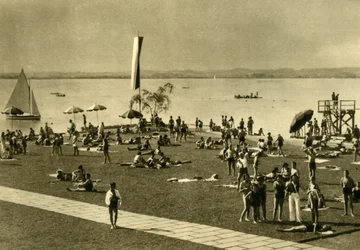 Badende am Ufer des Bodensees, Bregenz, Österreich, ca. 1935