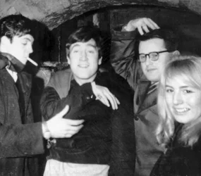 Beatles John Lennon und Paul McCartney im Cavern Club, ca. 1960