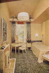 Schlafzimmer entworfen von Esmé Gordon, A.R.I.B.A., A.R.I.A.S., mit griechischem Schlüsseldesign W Wilton Teppich von J